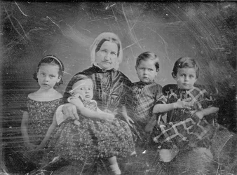 Signora Ernst Carl Angelrodt (Eliza Westhoff) e bambini